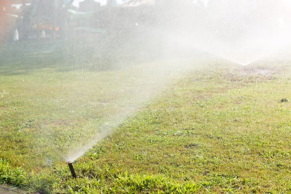 Kültéri sprinkler dolgozik egy zöld fű pázsit — Stock Fotó