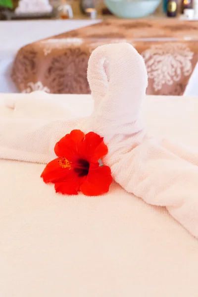 Decoração de toalha na mesa de massagem. Spa interior — Fotografia de Stock