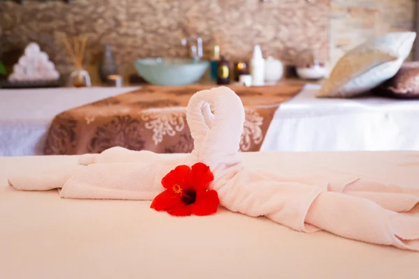 Masaj tablo üzerinde havlu dekorasyon. Spa iç 