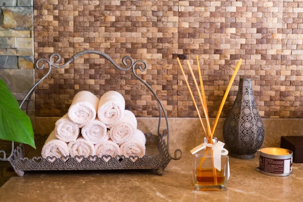 Concept van spa essentials. Handdoeken, aroma, kaars. Interieur van de Spa — Stockfoto