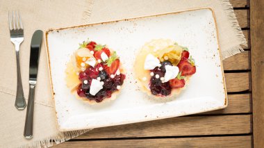 ahşap arka plan üzerinde meyve tart