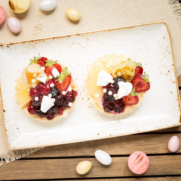 Frukt tårtor på trä bakgrund — Stockfoto