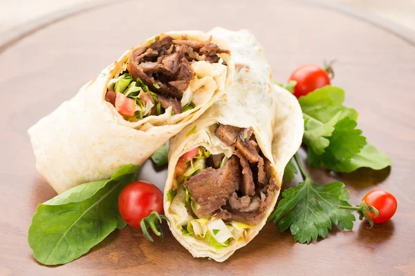 Doner kebab på trä bakgrund — Stockfoto