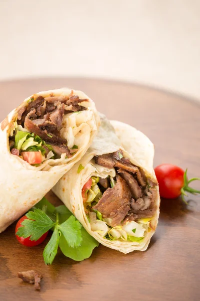 Doner kebab sobre fondo de madera — Foto de Stock