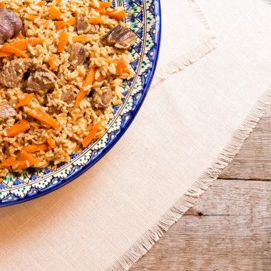 El yapımı ahşap arka plan tabağa pilav