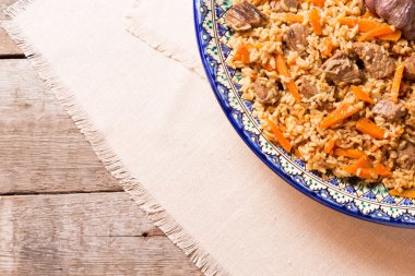 El yapımı ahşap arka plan tabağa pilav