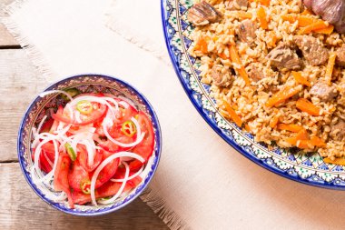 Pilav ve achichuk ahşap arka plan olarak el yapımı tabak salata