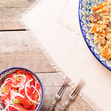 Pilav ve achichuk ahşap arka plan olarak el yapımı tabak salata