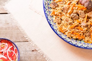 Pilav ve achichuk ahşap arka plan olarak el yapımı tabak salata