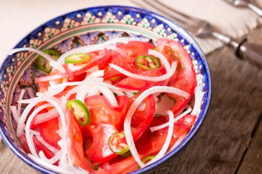 Pilav ve achichuk ahşap arka plan olarak el yapımı tabak salata