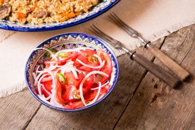 Pilav ve achichuk ahşap arka plan olarak el yapımı tabak salata