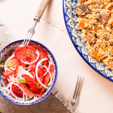 Pilav ve achichuk ahşap arka plan olarak el yapımı tabak salata