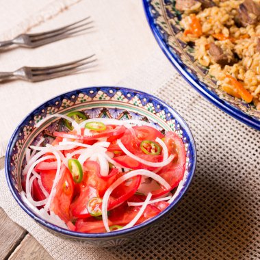 Pilav ve achichuk ahşap arka plan olarak el yapımı tabak salata