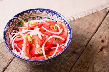 Pilav ve achichuk ahşap arka plan olarak el yapımı tabak salata