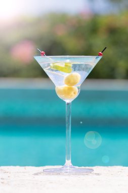 Sek martini güneş ışığı bokeh ile kokteyl bardak