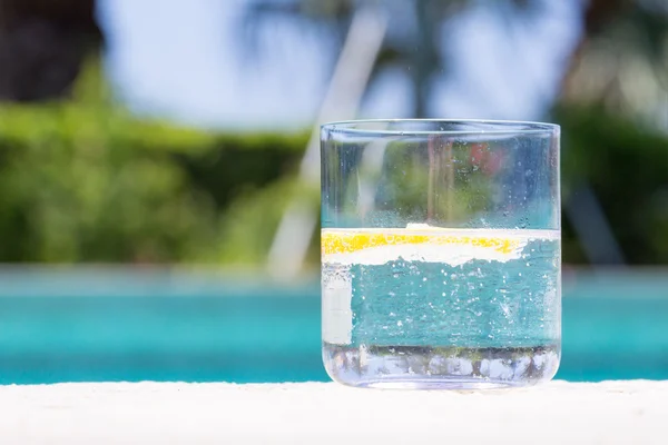 Copo de água espumante com limão — Fotografia de Stock