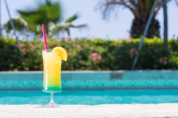 Copo de dias felizes cocktail perto da piscina — Fotografia de Stock