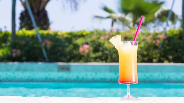 Glas van Assepoester kinderen cocktail in de buurt van het zwembad — Stockfoto