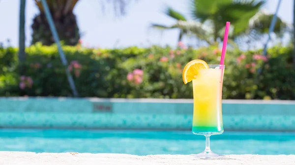 Bicchiere di Happy days cocktail vicino alla piscina — Foto Stock