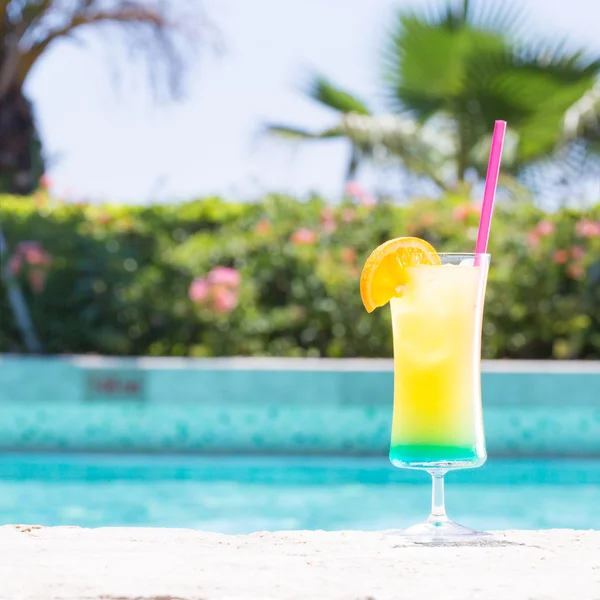 Copo de dias felizes cocktail perto da piscina — Fotografia de Stock