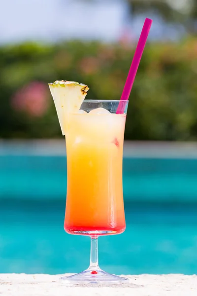 Glas Aschenputtel-Kindercocktail am Pool — Stockfoto