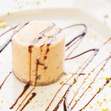 Semifreddo ceviz ve çikolata sause ile