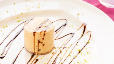 Semifreddo ceviz ve çikolata sause ile