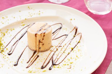 Semifreddo ceviz ve çikolata sause ile
