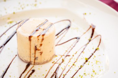 Semifreddo ceviz ve çikolata sause ile