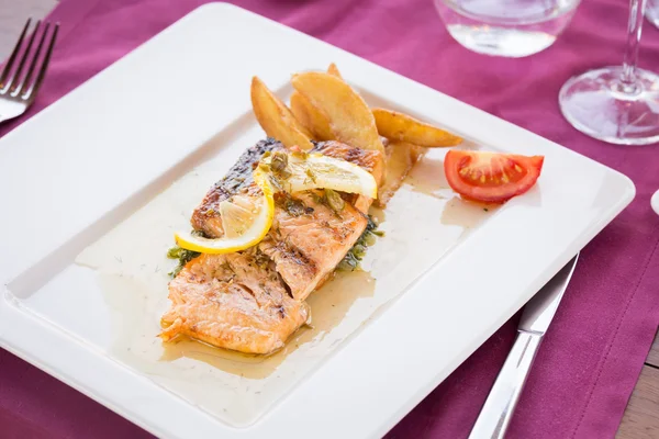Grilled salmon in restaurant — Stock Photo, Image