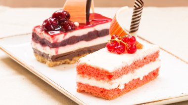 Frenk üzümü ve kiraz kek