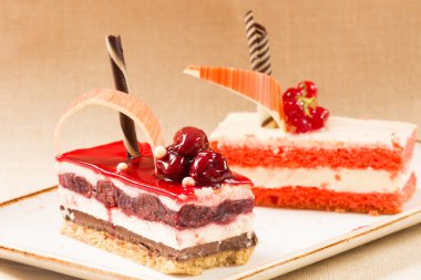 Kiraz ve Frenk üzümü kek