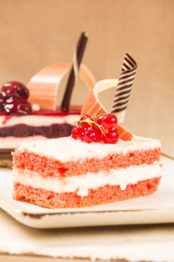 Frenk üzümü ve kiraz kek