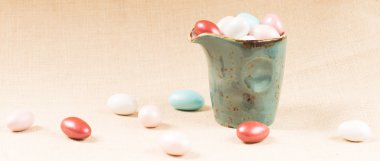 Çikolata yumurta süt kavanoz içinde çeşitli