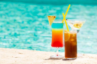 mavi renkli kokteyller