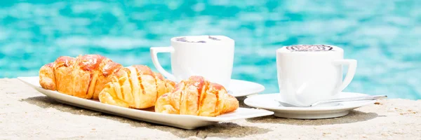 Två koppar kaffe med latte art och croissanter — Stockfoto