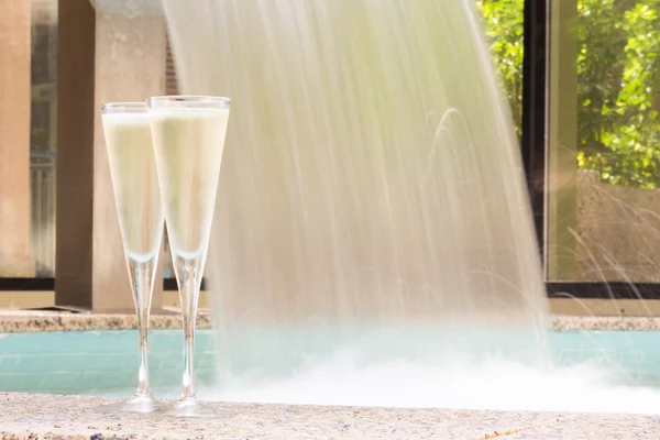 Twee glazen van champagne in de buurt van jacuzzi in de buitenlucht — Stockfoto