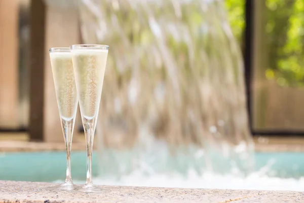 Dos copas de champán cerca de jacuzzi al aire libre —  Fotos de Stock