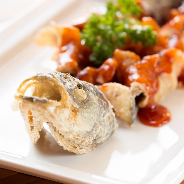 Японському стилі смажені морський окунь, подається з кисло -солодкий соус — стокове фото
