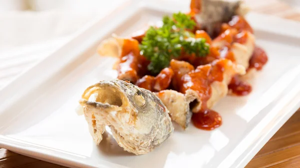 Японському стилі смажені морський окунь, подається з кисло -солодкий соус — стокове фото