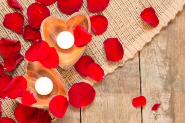 Kalp şeklinde Bayramı iki aydınlanmış mumlar