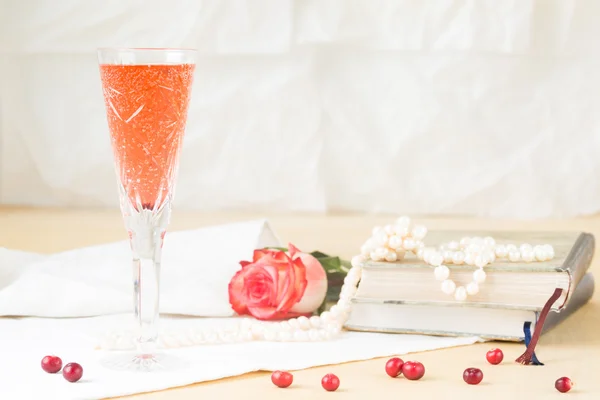 Glas kir royal Cocktail mit Vintage-Büchern und Perlen — Stockfoto