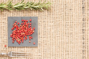 Kırmızı biber biberiye ve antika çatal ile karanlık plakaları