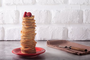 Ahududu üstte krep yığını
