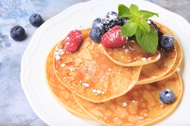 Çilek ve nane ile Pancakes