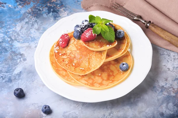 Pancakes with berries and mint — Stock Photo, Image