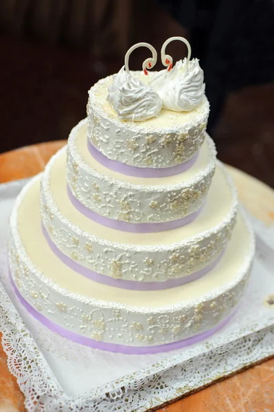 Белый свадебный торт — стоковое фото