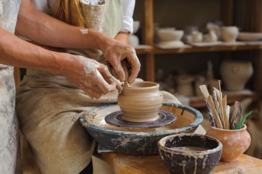 Potter öğretir nasıl toprak kap yapmak