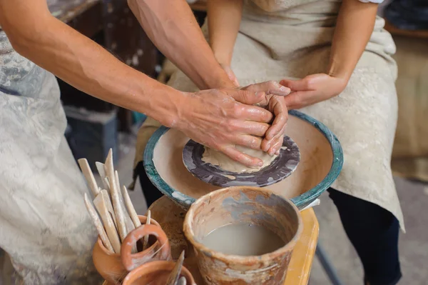 Potter enseña cómo hacer olla de arcilla — Foto de Stock