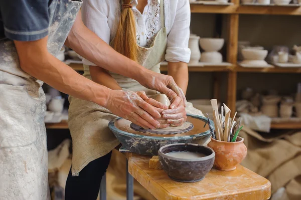 Potter insegna come fare vaso di argilla — Foto Stock